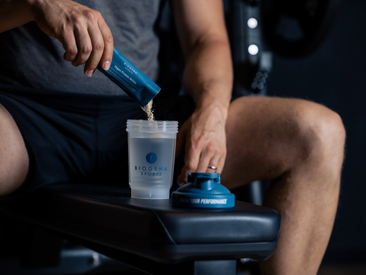 Le proteine vegane in polvere vengono versate nello shaker.