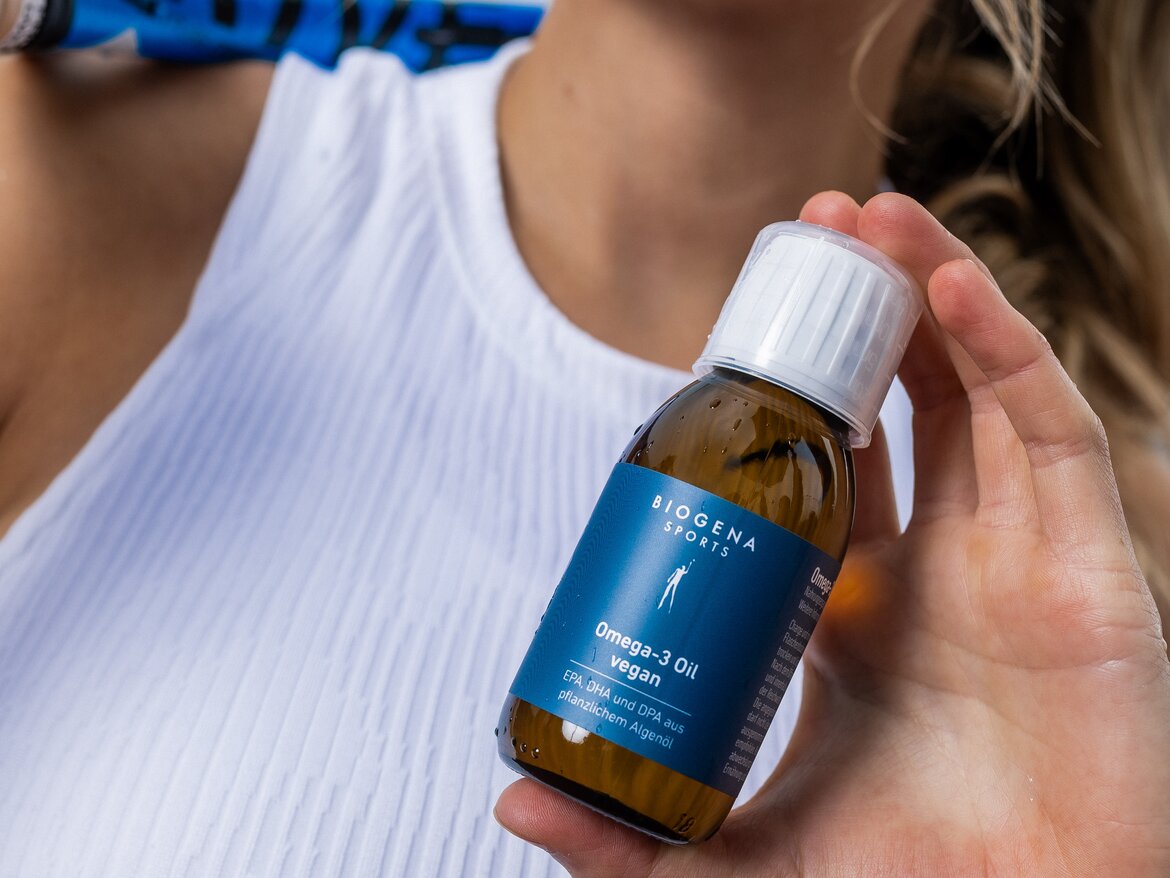 Athlete holding BIOGENA SPORTS - Vegan Omega-3 Oil in her hand