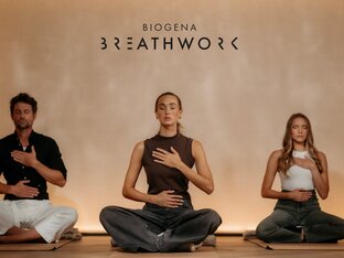 3 Personen die im Schneidersitz sitzen und Breathwork machen. Beiger Hintergrund und BIOGENA Breathwork Logo ganz oben