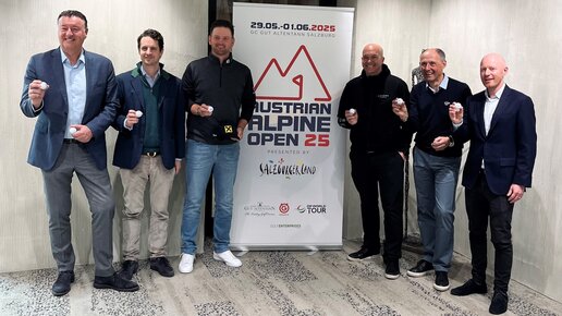 6 Männer die Golfbälle in der Hand halten, neben einem Aufsteller der Austrian Alpine Open 25