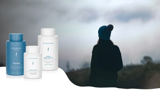 Ein Bild, das drei Biogena-Produkte zeigt: Biogena Sports Immunity, Biogena Immun 24/7 und Biogena Junior Multi Bo°13. Im Hintergrund ist eine Person mit einer blauen Mütze in der Natur zu sehen.