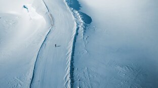 Skiläufer auf leerer Piste, Obenansicht