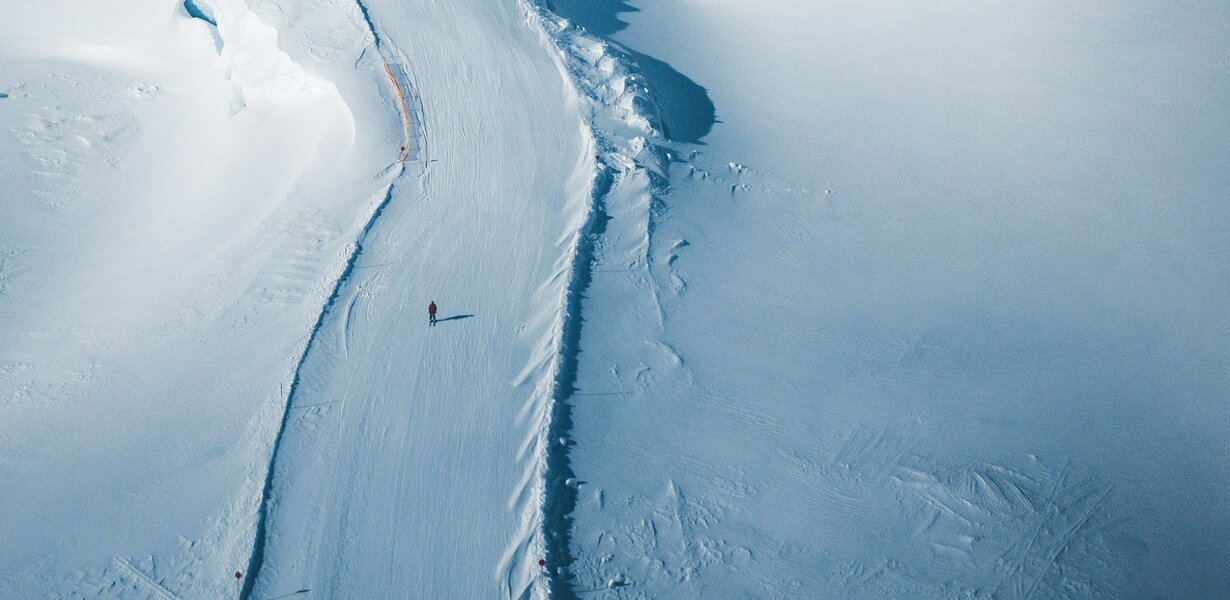 Skiläufer auf leerer Piste, Obenansicht