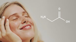 Blonde Frau mit strahlendem Lächeln, daneben die chemische Formel für Glycin