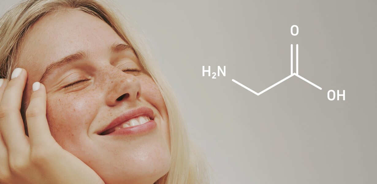 Blonde Frau mit strahlendem Lächeln, daneben die chemische Formel für Glycin