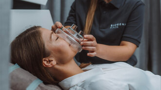 Frau die IHHT Maske auf hat