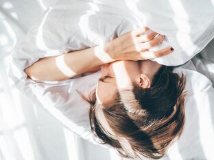 Femme qui dort dans son lit