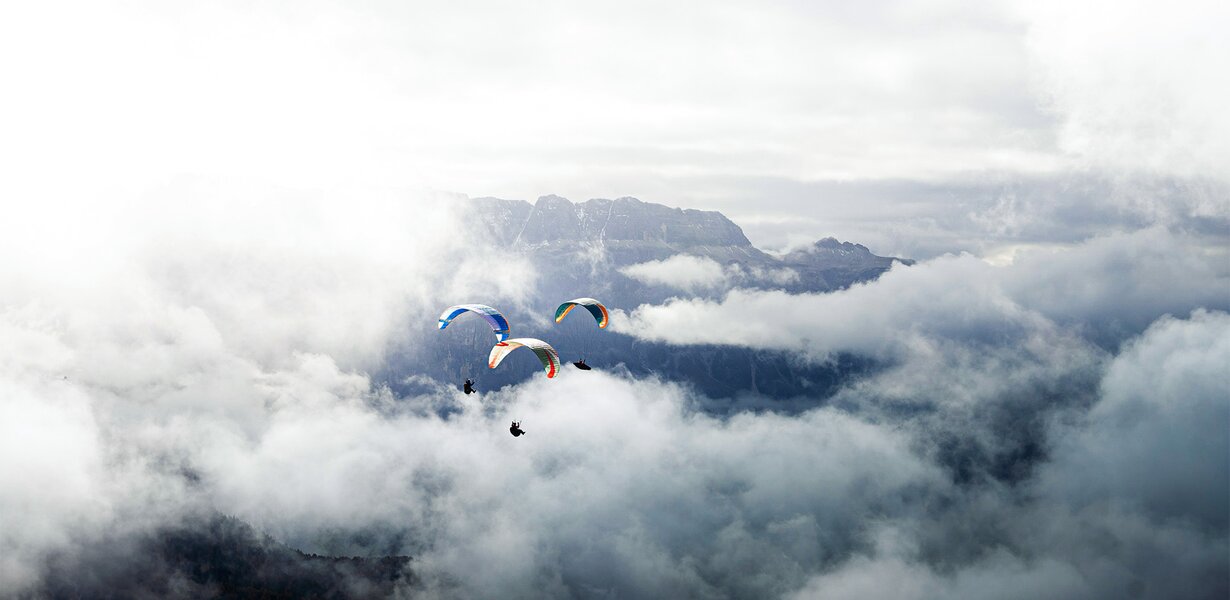 Radicali liberi: parapendii in aria