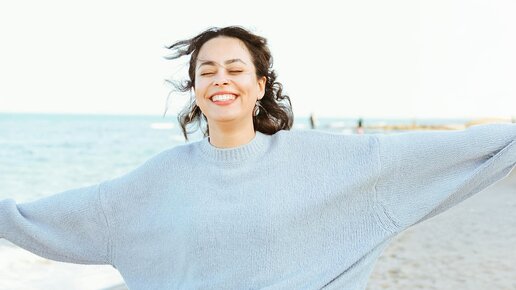 Frau mit großem Lächeln am Strand