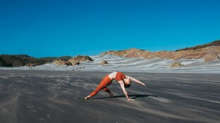 Frau die Yoga macht gegen Gewichtszunahme