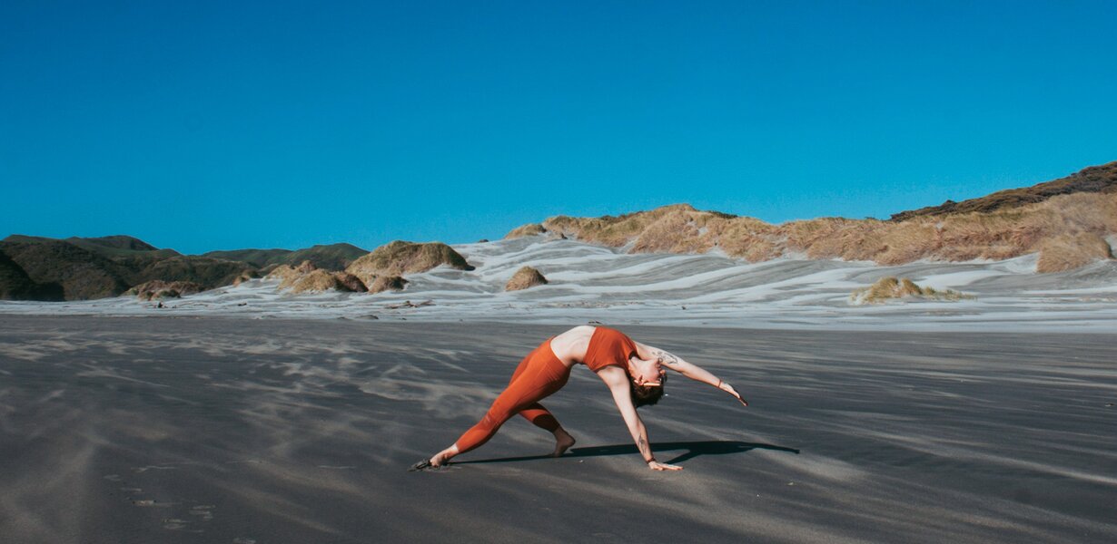 Frau die Yoga macht gegen Gewichtszunahme