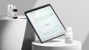 BIOGENA Supplements die neben einem Tablet stehen, das eine Auswertung macht