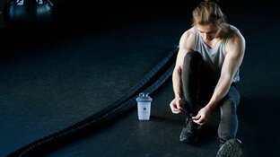 Kobieta pijąca koktajl proteinowy przed treningiem