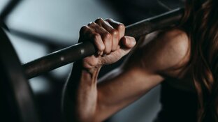 Frau die Muskeln aufbaut