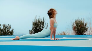 Frau mit niedrigem Blutzucker macht Yoga