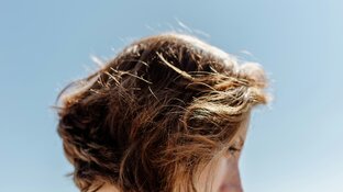 Frau mit schönem kurzem Haar