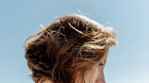 Frau mit schönem kurzem Haar