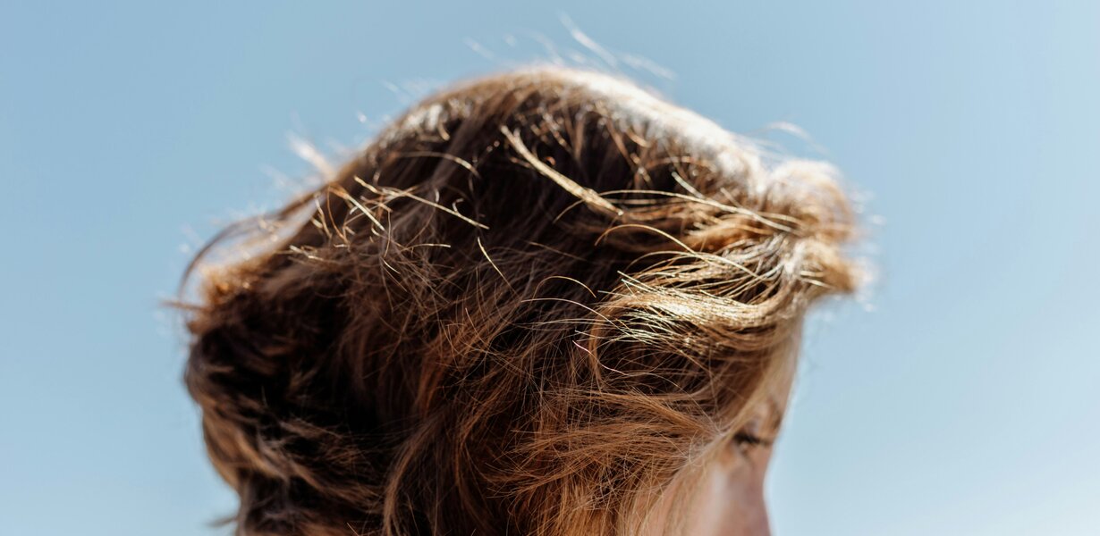 Frau mit schönem kurzem Haar