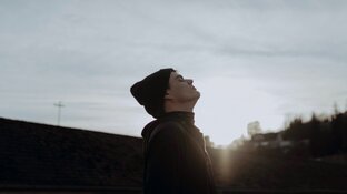 Mann im Freien, der kalte Luft einatmet und ein starkes Immunsystem hat.