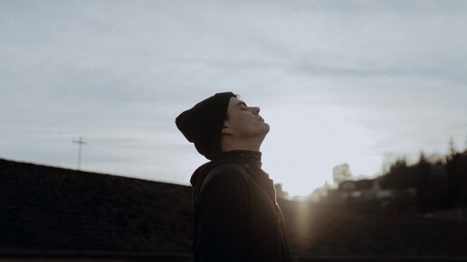 Mann im Freien, der kalte Luft einatmet und ein starkes Immunsystem hat.