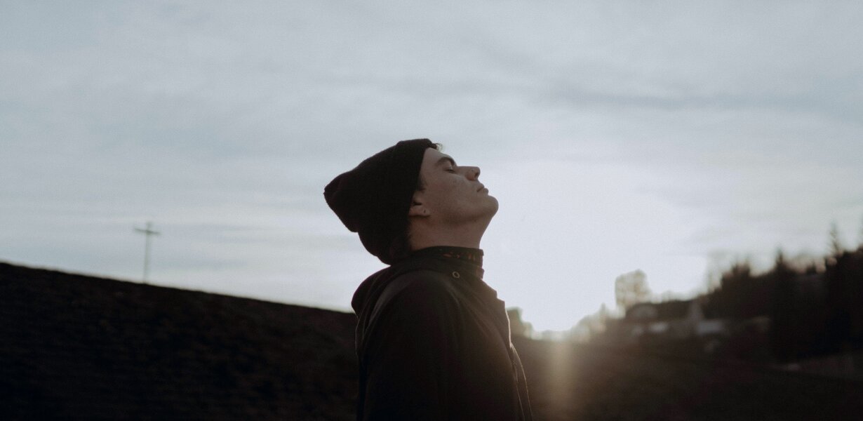 Mann im Freien, der kalte Luft einatmet und ein starkes Immunsystem hat.