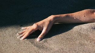 Hand von Frau, die Mönchspfeffer nimmt