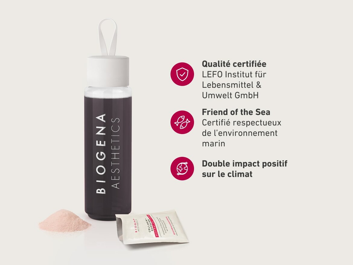 Une bouteille BIOGENA AESTHETICS remplie de boisson, posée à côté d’un sachet ouvert et d’une petite dose de poudre rose. À droite, les engagements du produit : qualité certifiée par le LEFO Institut, certification environnementale Friend of the Sea, et double impact positif sur le climat.