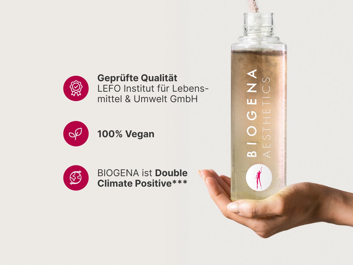BIOGENA AESTHETICS Kollagenpulver mit einer Hand, die eine Flasche hält. Das Bild hebt die zertifizierte Qualität durch das LEFO Institut, die vegane Formel und BIOGENAs klimafreundliche Initiative hervor.