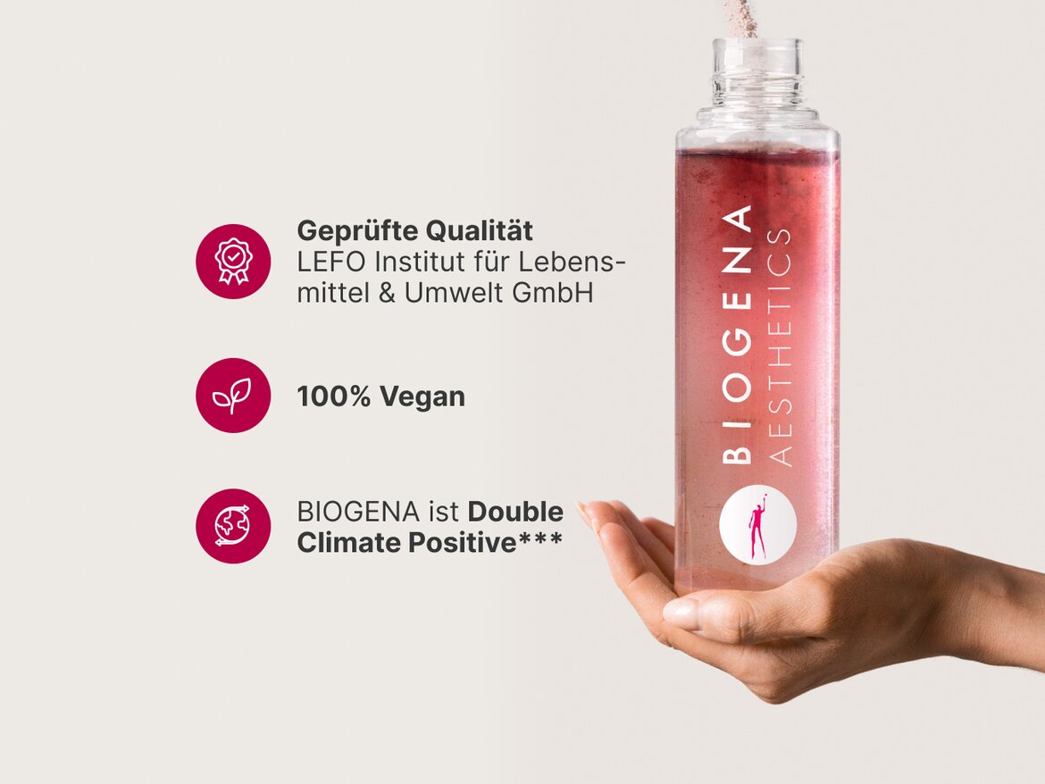 BIOGENA AESTHETICS Flasche mit pulverförmigem Inhalt, der in Wasser gelöst wird. Icons für geprüfte Qualität, 100% Vegan und BIOGENA als Double Climate Positive.