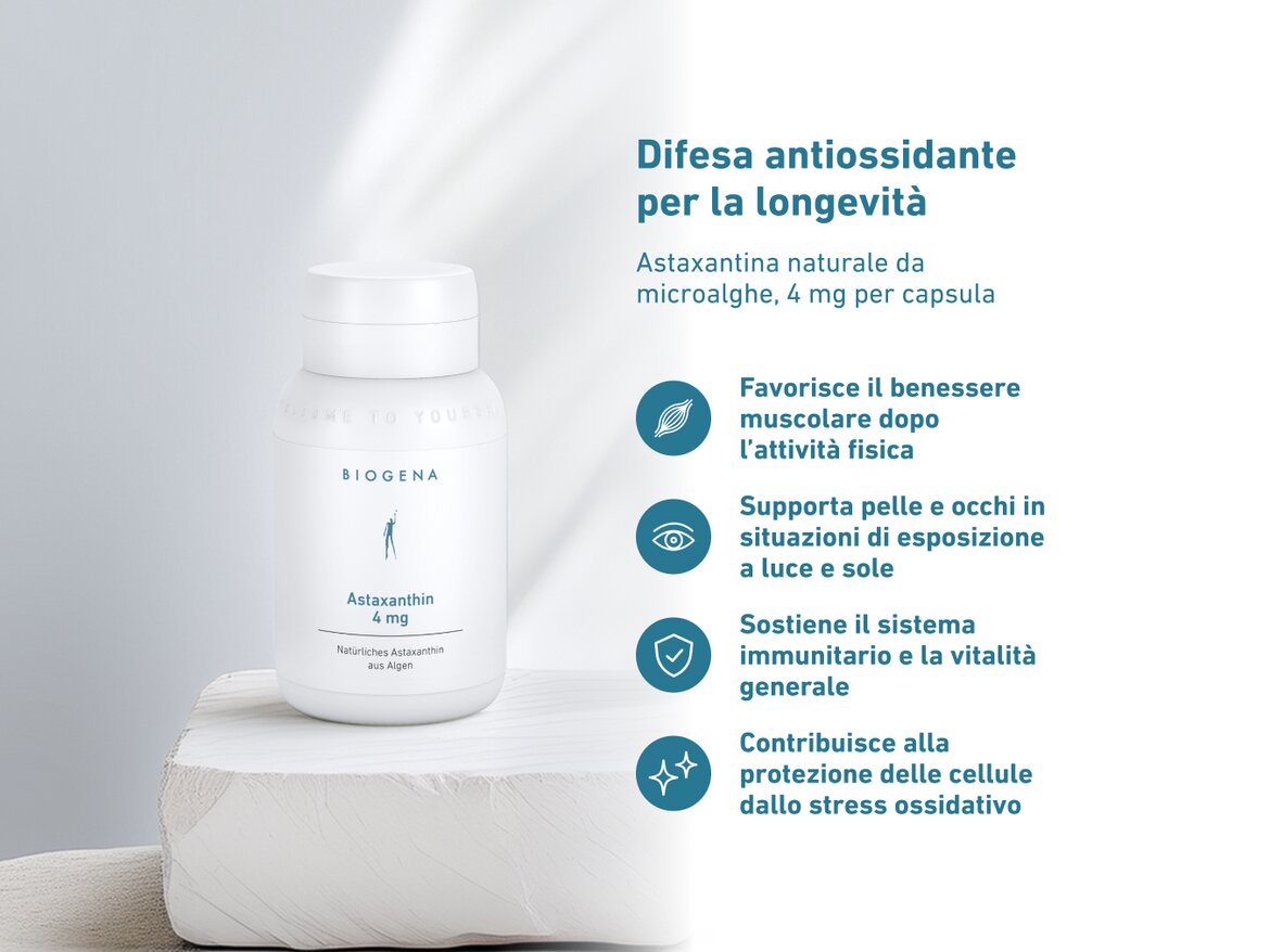 Flacone bianco di BIOGENA Astaxanthin 4 mg su fondo chiaro con luce naturale. Accanto, testo informativo: l’astaxantina naturale da microalghe favorisce il benessere muscolare, protegge pelle e occhi da luce e sole, sostiene il sistema immunitario e contribuisce alla protezione dallo stress ossidativo.