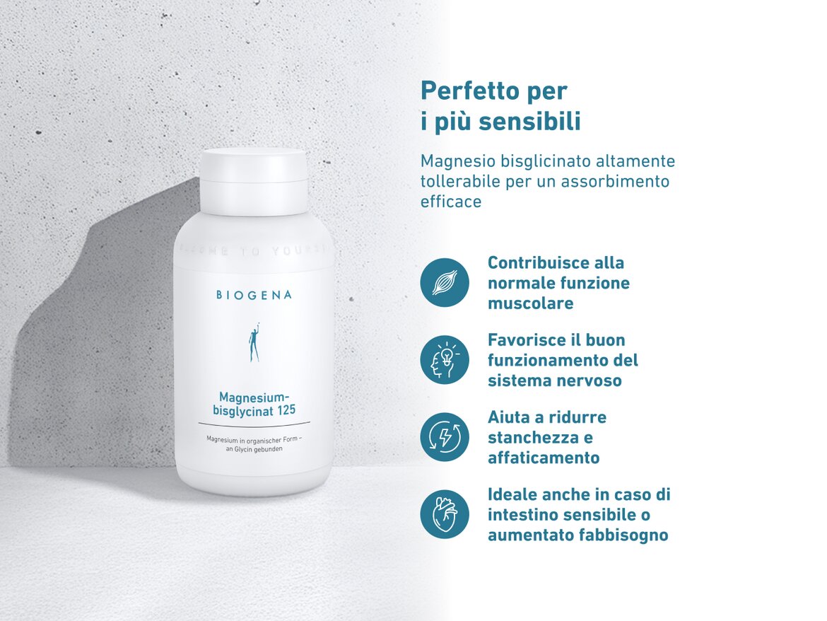 Confezione dell'integratore BIOGENA Magnesio bisglicinato 125 su sfondo in cemento chiaro. A destra, icone e testo evidenziano i benefici: contribuisce alla normale funzione muscolare, favorisce il buon funzionamento del sistema nervoso, aiuta a ridurre stanchezza e affaticamento, ideale anche per intestino sensibile o aumentato fabbisogno.