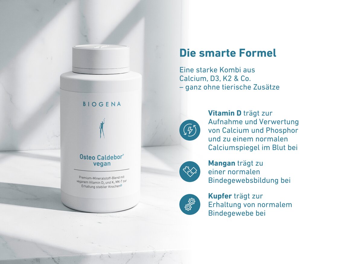 Das Produkt Osteo Caldebor® vegan von Biogena in einer modernen, minimalistischen Flasche vor einem eleganten, marmorartigen Hintergrund. Der Text auf der rechten Seite hebt die Vorteile hervor: Vitamin D fördert die Aufnahme von Calcium und Phosphor, Mangan unterstützt die normale Bildung von Bindegewebe, und Kupfer trägt zur Erhaltung von normalem Bindegewebe bei.
