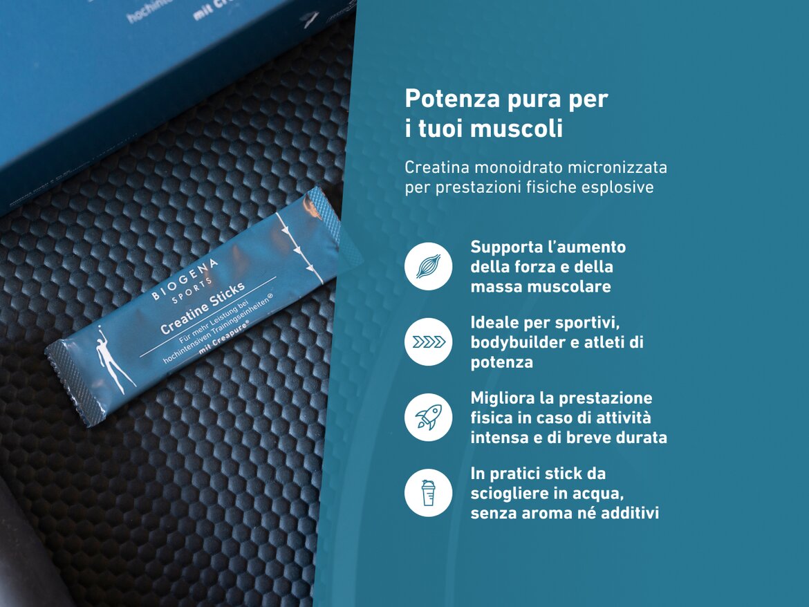 Stick singolo di BIOGENA SPORTS Creatine Sticks su tappetino sportivo con confezione parziale sullo sfondo. A destra, testo con icone: sostiene forza e massa muscolare, ideale per sportivi e atleti di potenza, migliora la prestazione fisica breve e intensa, pratico da sciogliere in acqua, senza aroma né additivi.