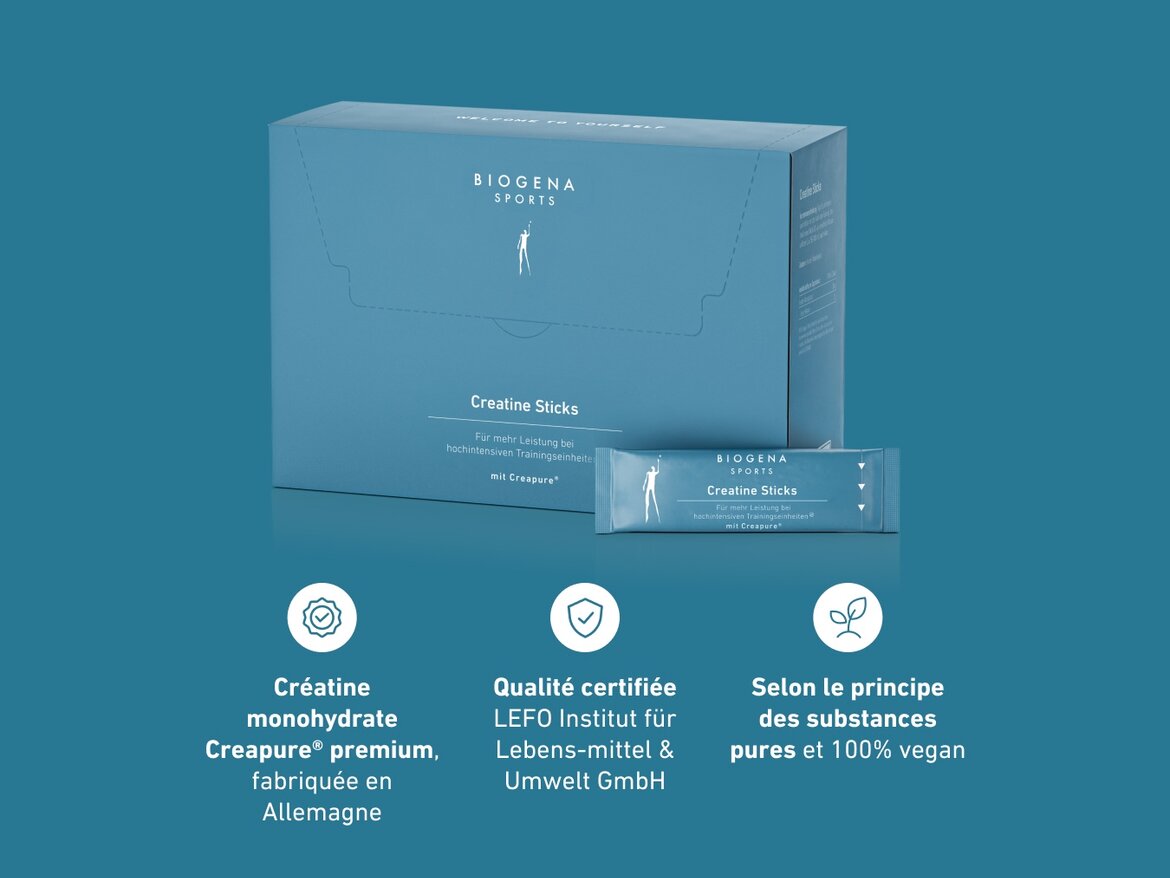 Une boîte de BIOGENA SPORTS Creatine Sticks avec un stick placé devant. En dessous, trois avantages : créatine Creapure® premium fabriquée en Allemagne, qualité certifiée par le LEFO Institut, formulation 100 % vegan selon le principe des substances pures.