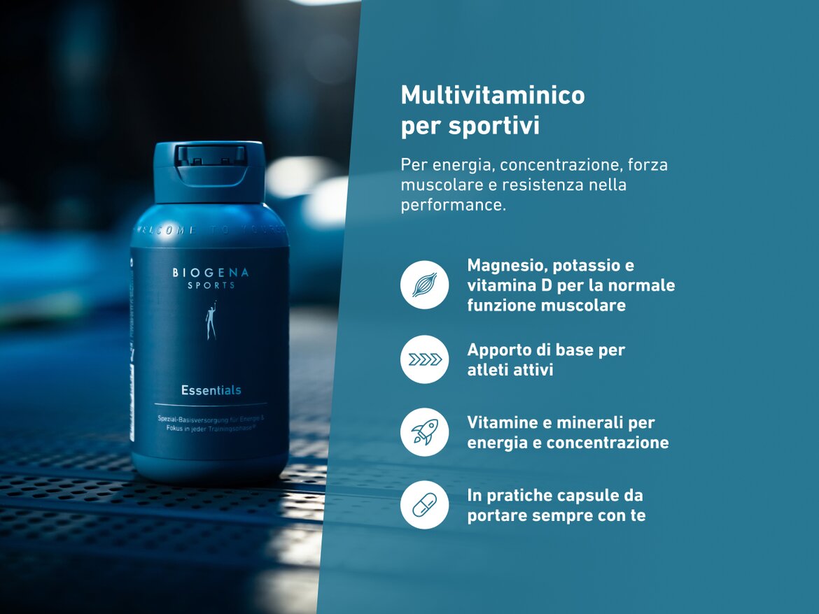 Alt-Text (IT): Flacone scuro di BIOGENA SPORTS Essentials posizionato su una superficie da palestra, con sfondo sfocato. A destra, testo con benefici: magnesio, potassio e vitamina D per la funzione muscolare, supporto di base per atleti attivi, vitamine e minerali per energia e concentrazione, capsule pratiche da portare con sé.