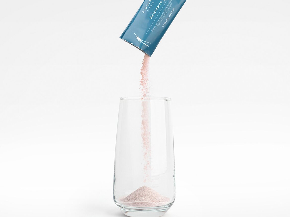 BIOGENA SPORTS Performance Pulver wird in ein Glas geschüttet