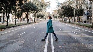 Starke Knochen, starkes Leben. Frau, die eine Straße überquert.